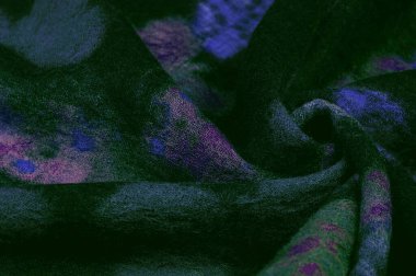 Kelebek desenli yeşil yün kumaş. Yeşil kırmızı mavi. Dekor modern, tekstil sanatı, doku, arkaplan, desen