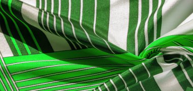 Yeşil ve beyaz çizgili ipek kumaş. Meksika güdüleri olan bir panço. doku, arkaplan