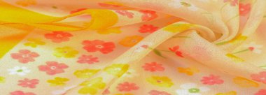 İpek kumaş, bej arka planda küçük çiçekler, ince dikişler. Çiçek tasarımı. Arkaplan dokusu