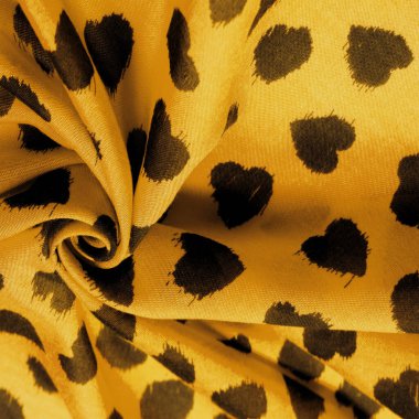 Sarı ipekli kumaş. Kara kalp baskısı, doku arka plan, desen, kartpostal