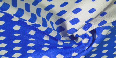 Beyaz arka planda mavi kare desenli ipek kumaş. doku arkaplan deseni.