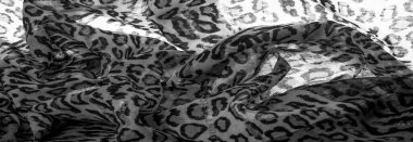 İpek kumaştan siyah beyaz leopar desenli. Leopar desenli hafif ipek senin tasarımına mükemmel uyacak, şık görünüyor ve kaba değil! Doku, arkaplan, desen