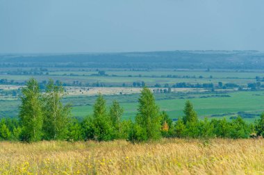 Gün ışığında güzel manzaranın resimsel görüntüsü