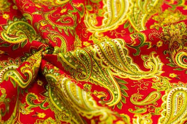 Kırmızı arka planda desenli yeşil desen. Beatles tarafından popüler hale getirilen kovboy ve motorcuların bandanalarını süsledim, hippiler çağına öncülük ettim ve rock 'n roll' un amblemi oldum..