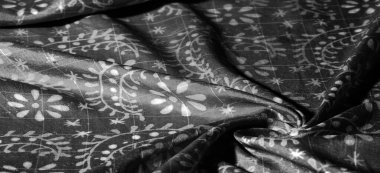 Çiçek desenli siyah ipek kumaş, çok yumuşak, çok yönlü. Tasarımlar, projeler ve daha fazlası için mükemmel. Arkaplan dokusu,