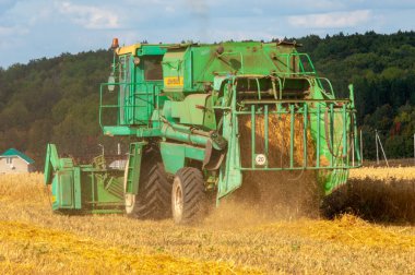 Güzel tarım sahnesinde hasat makinesi