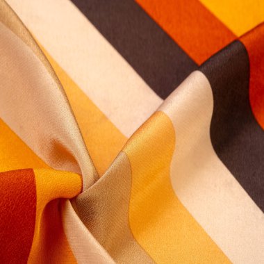 İpek kumaş, çizgili kumaş, kahverengi-kırmızı-bej çizgiler, zarif tasarım. Hassas ipek kumaş. Yüksek çözünürlüklü doku, kalıp, arkaplan, koleksiyon