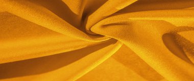 Sarı ipek. Pürüzsüz, zarif, sarı, lüks ipek kumaş kopya alanı olan soyut bir arkaplan olarak kullanılabilir. Renkli doku