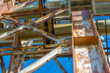 Endüstriyel manzara parlak gün ışığında