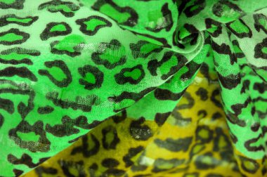 İpek kumaş yeşil, leopar desenli. Hafif leopar desenli ipek senin tasarımın için mükemmel, şık görünüyor ve kaba değil! Doku, arkaplan, desen