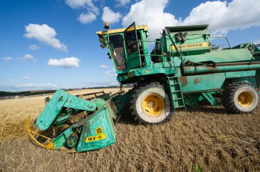 Güzel tarım sahnesinde hasat makinesi