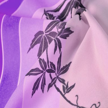 Çiçek desenli leylak ve beyaz ipek kumaş. Siyah iz, zarif kumaş. Doku, arkaplan