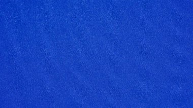 Mavi ipek. Pürüzsüz mavi lüks ipek kumaş, yakın plan fotokopi alanı ile soyut bir arkaplan olarak kullanılabilir. Renkli doku