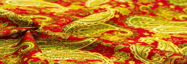 Kırmızı arka planda desenli yeşil desen. Beatles tarafından popüler hale getirilen kovboy ve motorcuların bandanalarını süsledim, hippiler çağına öncülük ettim ve rock 'n roll' un amblemi oldum..