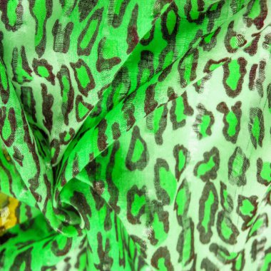 İpek kumaş yeşil, leopar desenli. Hafif leopar desenli ipek senin tasarımın için mükemmel, şık görünüyor ve kaba değil! Doku, arkaplan, desen