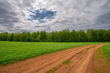 Gün ışığında güzel manzaranın resimsel görüntüsü