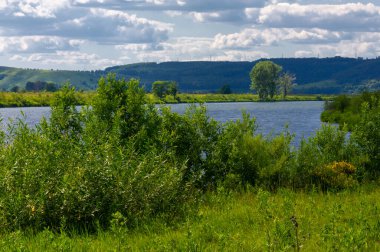 Gün ışığında güzel manzaranın resimsel görüntüsü