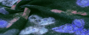 Kelebek desenli yeşil yün kumaş. Yeşil kırmızı mavi. Dekor modern, tekstil sanatı, doku, arkaplan, desen