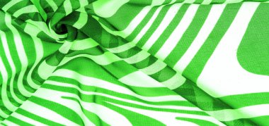 İpek kumaş, yeşil ve beyaz soyut çizgiler. Soyut beyaz ve yeşil desenlerin sihirli formu. Retro modern dekor, tekstil sanatı, tasarım, doku, arkaplan, kalıp