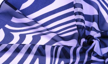 İpek kumaş, mavi ve beyaz soyut çizgiler. Soyut mavi ve beyaz desenlerin sihirli şekli. Retro modern dekor, tekstil sanatı, tasarım, doku, arkaplan, kalıp