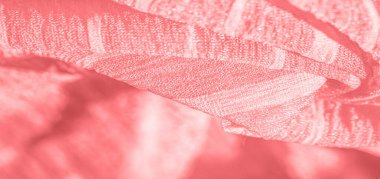 İpek kumaş. Kırmızı kırışık kumaş dokusu. Kırmızı buruşuk peri dokusu dalgalı yüzey, yakın çekim, yumuşak odak. arkaplan, kalıp