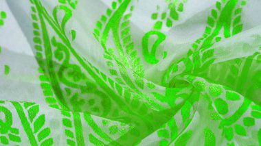 İpek kumaş, yeşil kumaş. Beyaz arka planda zarif çiçeklerin gölgeleri, Paisley 'nin fotoğrafı. Doku, desen, koleksiyon