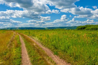 Gün ışığında güzel manzaranın resimsel görüntüsü