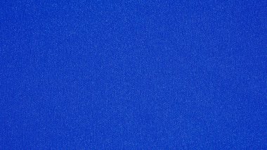 Mavi ipek. Pürüzsüz mavi lüks ipek kumaş, yakın plan fotokopi alanı ile soyut bir arkaplan olarak kullanılabilir. Renkli doku