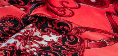 Gotik desenli kırmızı ipek kumaş. Zengin siyah ve altın renkli ipek gotik baskılar. Bu set ayrıca bir vampir ini ya da romantik yatak odası için de uygundur..