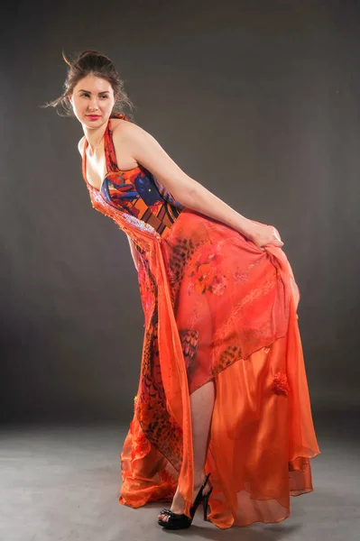 Fotografía Estudio Autorretrato Una Chica Con Vestido Largo Rojo Imagina — Foto de Stock