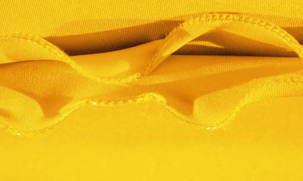 黄色の絹だ 滑らかなエレガントな黄色の豪華な絹の生地は コピースペース クローズアップで抽象的な背景として使用することができます カラフルなテクスチャ — ストック写真