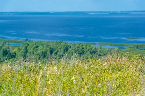 Gün ışığında güzel manzaranın resimsel görüntüsü