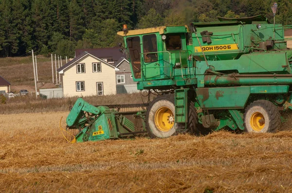 Maszyna Zbioru Pięknej Scenie Rolniczej — Zdjęcie stockowe