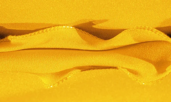 黄色丝绸 光滑典雅的黄色豪华丝绸面料可以用作抽象的背景与复制空间 彩色纹理 — 图库照片