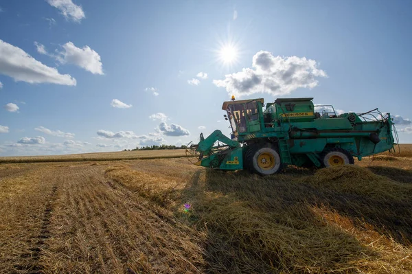 Harvesting Machine Beautiful Agricultural Scene — Stock Photo, Image