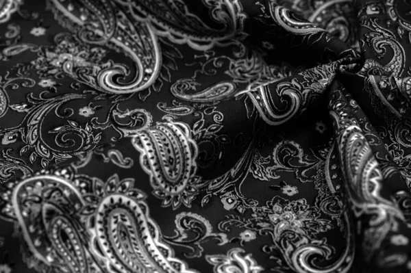 Paisley Pola Hitam Putih Pada Latar Belakang Hitam Mendekorasi Bandana — Stok Foto