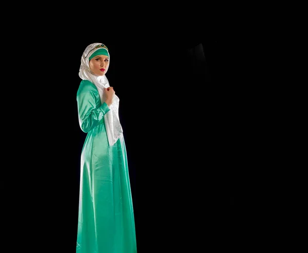 Modell Studio Foto Muslimska Kläder Det Arabiska Ordet Hijab Bokstavligen — Stockfoto