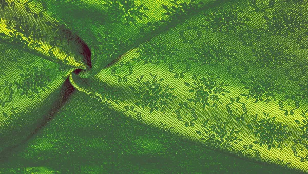 yeşil ipek kumaş. Pürüzsüz yeşil ipek ya da saten lüks kumaş dokusu soyut bir arkaplan olarak kullanılabilir. Lüks arka plan tasarımı. Doku, desen