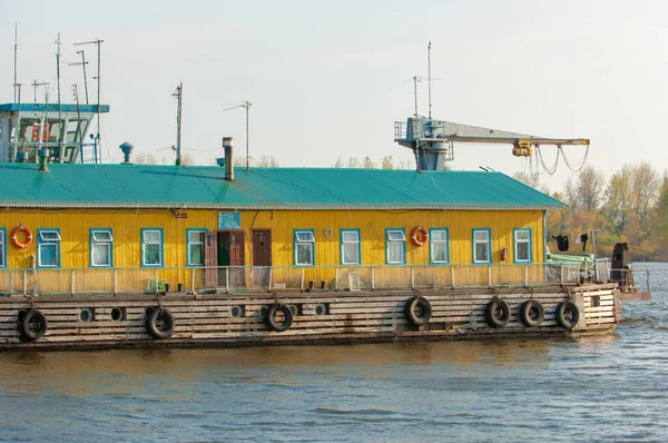 Paisagem Outono Rio Trabalhos Realizados Rio Barcos Fluviais Dia Ensolarado — Fotografia de Stock