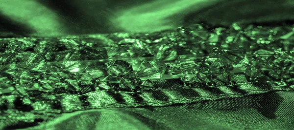 緑のガラスビーズで飾られたポストカード 深いエメラルドシルク生地 ビーズで飾られた装飾 デザイン — ストック写真