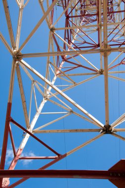 Doku enerji ayağı. Elektrik pilon mavi gökyüzü karşı detay: yüksek gerilim elektrik direği aşağıdan
