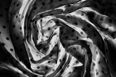 doku dantel. iyi bir açık kumaş, pamuk veya ipek, genellikle birini döngü, büküm veya desenleri iplik örgü tarafından yapılan ve özellikle hazır giyim süsleme için kullanılan.