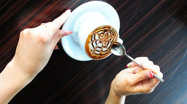 Cappuccino Csésze Gyönyörű Női Kezek — Stock Fotó