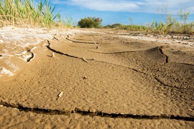 Çatlaklar zemin dokusuna. Dünya parlak güneşin altında kırık