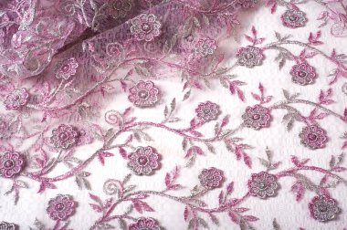 doku dantel. iyi bir açık kumaş, pamuk veya ipek, genellikle birini döngü, büküm veya desenleri iplik örgü tarafından yapılan ve özellikle hazır giyim süsleme için kullanılan.