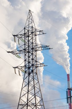 rafineri. borulardan duman. atlar 