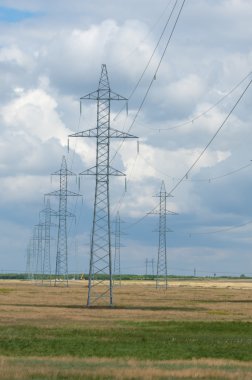 enerji Polonyalılar. yüksek gerilim sonrası. Yüksek gerilim kule gökyüzü arka plan. hrough bir yüksek gerilim kablosu elektrik direği,