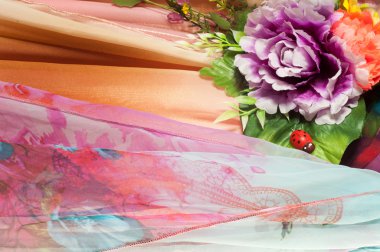 Pembe kumaş çiçek işlemeli. doku. Stüdyo fotoğrafı