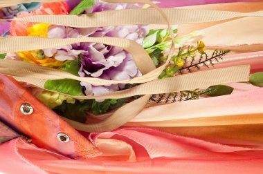 Pembe kumaş çiçek işlemeli. doku. Stüdyo fotoğrafı