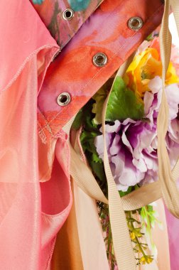 Pembe kumaş çiçek işlemeli. doku. Stüdyo fotoğrafı